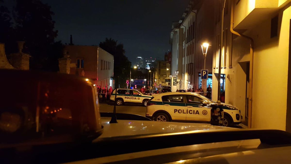Útočník, který zastřelil v centru Bratislavy dva lidi, je mrtvý